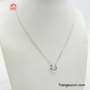 Chiếc dây chuyền giúp nàng có thể dễ dàng phối hợp cùng nhiều phong cách, từ chốn công sở bận rộn hay các buổi hẹn hò cùng bạn bè.