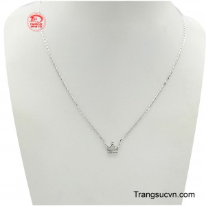 Dây nữ liền mặt vương miện với kiểu dáng dây chuyền chữ O mềm mại, uyển chuyển, ôm trọn cổ tạo cảm giác thoải mái và thanh lịch.