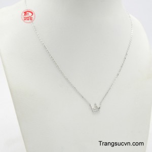 Hình ảnh chiếc vương miện biểu tượng của quyền lực, sự sang trọng và địa vị giúp nàng tự tin tỏa sáng trong mọi hoàn cảnh.