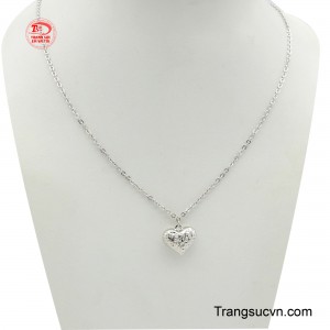 Dây nữ liền mặt yêu thương không chỉ mang đến vẻ đẹp sáng bóng, hiện đại mà còn rất bền màu, phù hợp với mọi loại da.