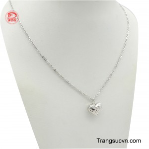 Đeo một chiếc dây chuyền phù hợp giúp gương mặt bạn trở nên tươi vui hơn và nổi bật giữa đám đông.