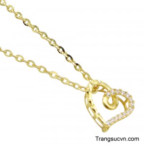 Hình trái tim được thiết kế lệch độc đáo, mang đến sự phá cách và cá tính.