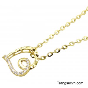 Chiếc dây chuyền có thể giúp nàng phối hợp với nhiều phong cách thời trang khác nhau nữ tính, dịu dàng đén cá tính và năng động.