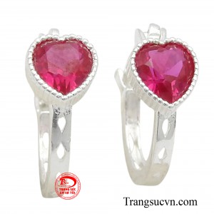 Hoa tai bạc trái tim là món phụ kiện hoàn hảo để tôn lên vẻ đáng yêu và nữ tính của bé gái.
