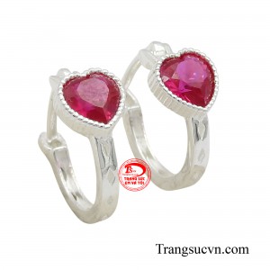 Thiết kế nhỏ nhắn, tinh xảo với hình trái tim ngọt ngào cùng viên đá hồng lấp lánh sẽ khiến bé trở nên thật nổi bật.