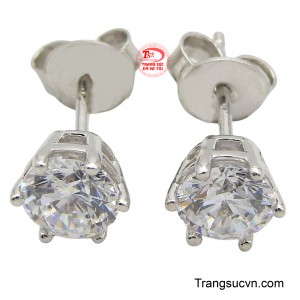 Hoa tai vàng trắng 10k tinh tế được thiết kế trên chất liệu vàng 10K kết hợp với ánh vàng trắng lấp lánh tạo nên cho nàng một sức hút đối với người xung quanh.