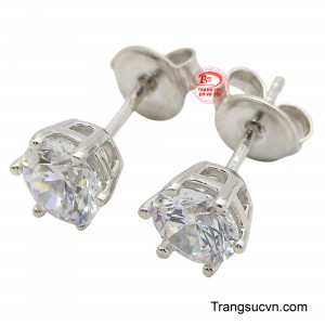 Đôi hoa tai giúp gương mặt nàng trở nên tươi trẻ đây sức hút hơn.