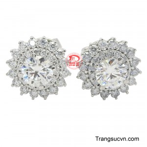 Hoa tai vàng trắng 18k thời thượng được chế tác trên chất liệu vàng trắng 18k mang đến vẻ đẹp sang trọng và tinh tế làm nổi bật làn da và tôn lên nét đẹp rạng ngời của người phụ nữ.