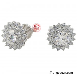 Thậm chí khi bạn ra ngoài với gương mặt mộc thì đôi bông tai vàng trắng nhẹ nhàng cũng có thể tạo nên một vẻ ngoài bừng sáng.