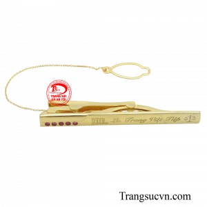 Kẹp cà vạt phong cách lịch lãm được chế tác từ vàng 18k nguyên chất, chiếc kẹp tỏa sáng một ánh vàng rực rỡ, thể hiện sự đẳng cấp của phái mạnh.