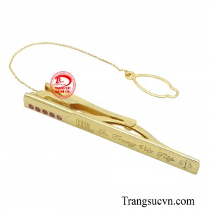 Điểm nhấn đặc biệt của chiếc kẹp chính là dòng chữ được khắc tinh xảo thể hiện phong cách riêng của mình.