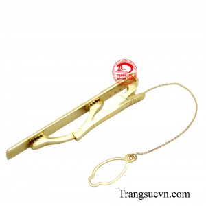 Ngày nay, do phong cách ăn mặc có sự thay đổi hơn so với thời gian trước nhưng kẹp cà vạt vẫn là phụ kiện không thể thiếu trong trang phục vest công sở.