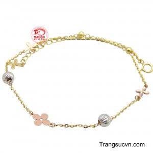 Việc đeo lắc chân có khả năng thu hút sự chú ý của mọi người xung quanh.