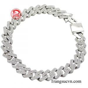 Một điểm cộng cho chiếc lắc là thiết kế móc khóa hiện đại và dễ dàng sử dụng.