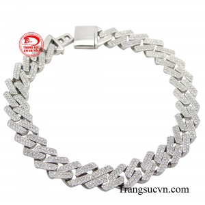 Với thiết kế dày dặn mạnh mẽ, khỏe khoắn giúp toát lên được sự đẳng cấp của người đeo.