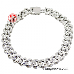 Lắc nam vàng trằng dũng mãnh là một trong những mẫu trang sức nam được ưa chuộng hiện nay