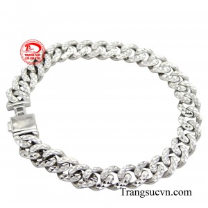 Với thiết kế đơn giản nhưng không kém phần tinh tế, chiếc lắc tay này không chỉ tôn lên vẻ nam tính, mạnh mẽ mà còn mang đến sự sang trọng, lịch lãm cho người đeo.