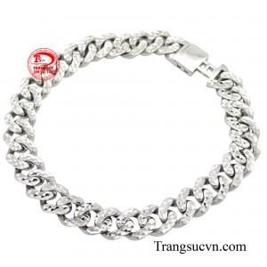 Chiếc lắc giúp các anh dễ dàng kết hợp với nhiều loại trang phục khác nhau như áo sơ mi, áo phông, quần jeans,..