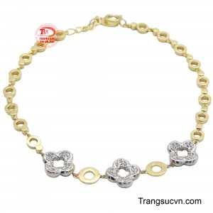 Lắc nữ cỏ bốn lá là món phụ kiện được nhiều bạn nữ yêu thích, đặc biệt là vòng tay có thiết kế hình cỏ 4 lá.
