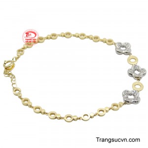 Cỏ 4 lá được coi là biểu tượng của sự thịnh vượng, hạnh phúc và hy vọng, khiến cho vòng tay cỏ 4 lá trở thành món quà lý tưởng cho những ai đang tìm kiếm một món đồ trang sức đặc biệt cho người yêu.