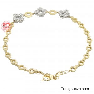 Khi đeo lắc tay cỏ bốn lá sẽ mang đến cho bạn niềm tin trong cuộc sống, giúp người sở hữu có thêm niềm tin, vững chãi hơn trước những khó khăn, sóng gió cuộc đời.