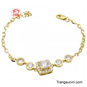 Lắc nữ vàng 18K mang sắc vàng ấm áp, rực rỡ của vàng 18k không chỉ tôn lên vẻ đẹp sang trọng và quý phái cho người đeo mà còn mang giá trị bền vững theo thời gian.