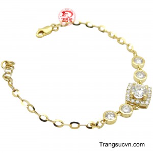 Với màu sắc lấp lánh của đá Moisanit không kém gì kim cương là điểm nhấn hoàn hảo cho chiếc lắc tay.