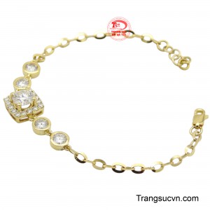 Chiếc lắc tay không chỉ là món đồ trang sức làm đẹp mà còn mang lại nhiều may mắn, thịnh vượng giúp người đeo luôn thành công trong cuộc sống.