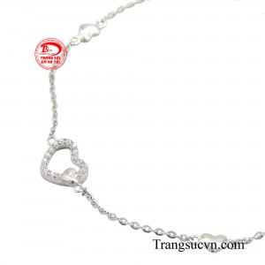 Nhờ đó, chiếc lắc chính là món phụ kiện không thể thiếu trong phong cách phối đồ của những cô nàng luôn chăm chút đến sắc đẹp.