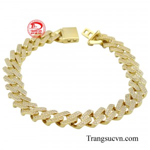 Lắc tay nam vàng 10K khí chất được chế tác trên chất liệu vàng 10k mang lại vẻ đẹp sáng bóng, bền đẹp theo thời gian.