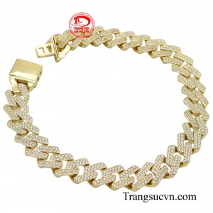 Chiếc lắc tay giúp các anh thêm tự tin và khẳng định phong cách thời trang cho riêng mình.