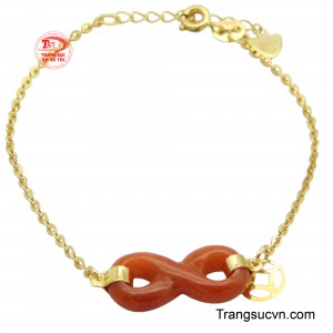 Điểm nhẫn của chiếc lắc là hình ảnh mặt ngọc cẩm thạch đỏ rực tượng trưng cho sự may mắn và tài lộc trong phong thủy.