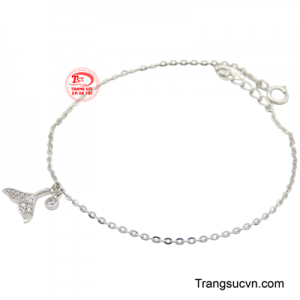 Lắc tay nữ cá tính với những đường nét thiết kế mềm mại kết hợp với những họa tiết đơn giản tạo nên vẻ đẹp tinh tế và cuốn hút.