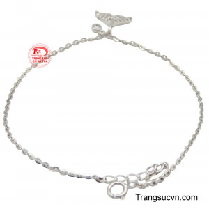 Với sắc vàng trắng sang trọng, bền bỉ và không bị sỉn màu theo thời gian nhằm tôn lên vẻ đẹp cho làn da.