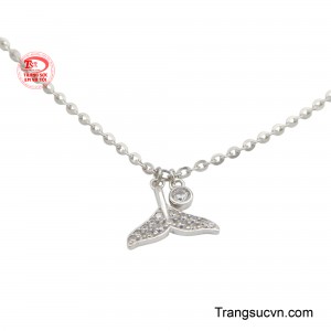 Chiếc lắc có thể giúp nàng dễ dàng kết hợp với nhiều phong cách thời trang khác nhau.