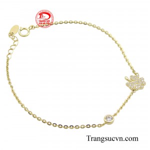 Với thiết kế tinh xảo, chiếc lắc tay này đã trở thành phụ kiện không thể thiếu của phái đẹp, tôn lên vẻ đẹp dịu dàng và nữ tính.