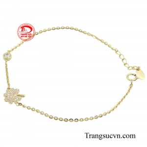 Khi đeo lắc tay cỏ 4 lá, bạn như đang mang theo bên mình giúp bạn tự tin hơn trong cuộc sống.