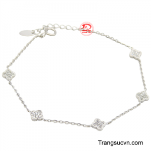 Lắc tay nữ trẻ trung được chạm khắc tỉ mỉ, tinh xảo, mang đến một thông điệp ý nghĩa về sự may mắn và những điều tốt đẹp.