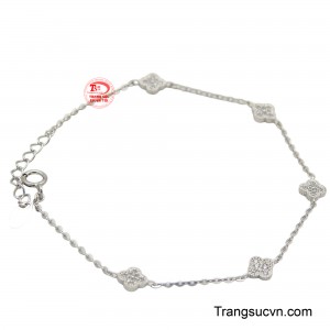 Chiếc lắc được chế tác từ vàng trắng 10k, sở hữu vẻ đẹp sang trọng, bền bỉ và không bị xỉn màu theo thời gian.