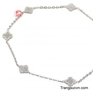 Đây chắc hẳn là một món trang sức không thể thiếu trong bộ sưu tập của những người yêu thích sự tinh tế và trân trọng những giá trị truyền thống. 