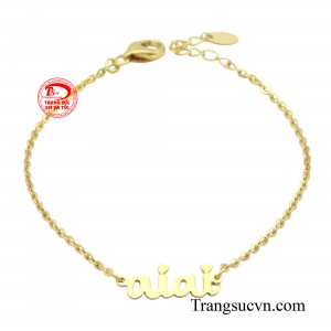 Lắc tay nữ vàng 10k nhẹ nhàng được chế tác từ vàng 10k không chỉ mang đến vẻ đẹp sang trọng mà còn nhẹ nhàng phù hợp với các hoạt động hàng ngày của nàng. 