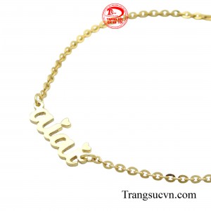 Chiếc lắc được thiết kế theo kiểu dáng dây chữ O mang đến cảm giác mềm mại và uyển chuyển giúp đôi tay nàng trở nên quyến rũ hơn.