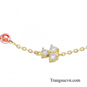 Một chiếc lắc tay phù hợp với phong cách cho riêng mình giúp nàng tự tin hơn trước mọi đám đông.