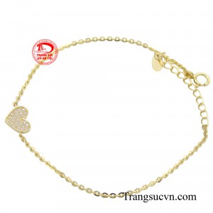 Chiếc lắc là sự kết hợp hài hòa giữa nét thanh lịch của dây chữ O và sự lãng mạn, ngọt ngào của hình trái tim đã tạo nên phụ kiện thời trang vừa tinh tế, vừa đầy cá tính.