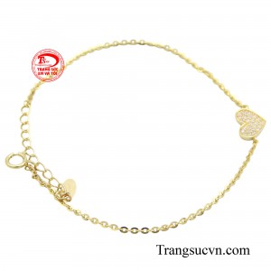 Chiếc lắc giúp đôi tay nàng trở nên mềm mại và đầy nữ tính.