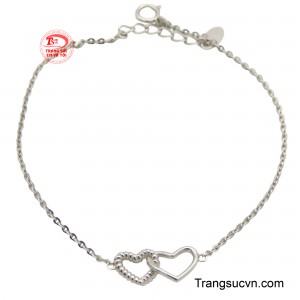 Lắc tay trái tim thấu hiểu được chế tác trên chất liệu vàng trắng 10K không chỉ tôm lên vẻ đẹp sang trọng, hiện đại mà còn mang lại cảm giác mát mẻ, thoải mái khi đeo.
