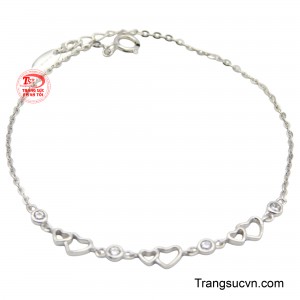 Lắc tay trái tim thổn thức được thiết kế đơn giản trẻ trung mang lại vẻ đẹp tinh tế và thu hút mọi ánh nhìn.