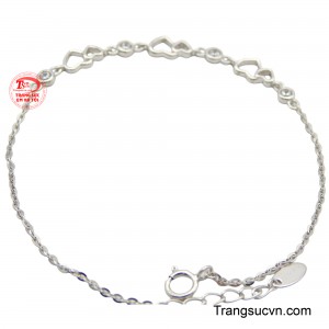 Khi diện chiếc lắc tay này bạn sẽ như một quý cô thanh lịch, tươi trẻ, đầy sự nữ tính và luôn ngập tràn tình yêu.