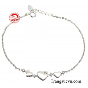 Lắc tay trái tim vàng trắng là một lựa chọn tuyệt vời để thể hiện cá tính. 