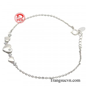 Khi diện chiếc lắc tay này bạn sẽ như một quý cô thanh lịch, tươi trẻ, đầy sự nữ tính và luôn ngập tràn tình yêu. 